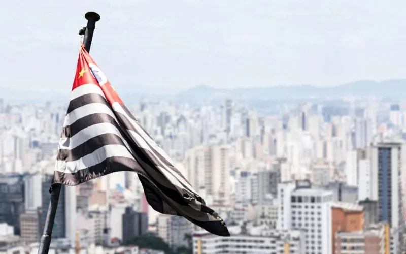 Há 20 Anos, o PCC Paralisou São Paulo: O "Salve Geral" Que Abalou o Brasil e Suas Lições Para o Mercado Financeiro Atual