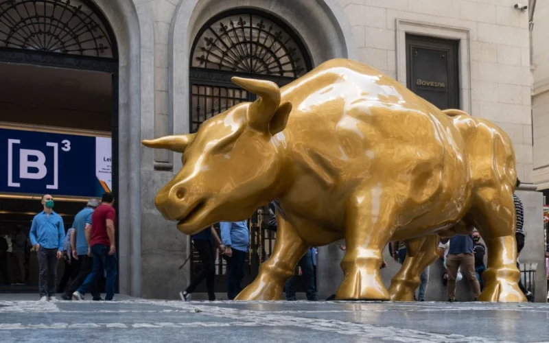 Wall Street em Alta Histórica, Buffett, Bitcoin e Petrobras: Resumo Essencial da Semana para Investidores