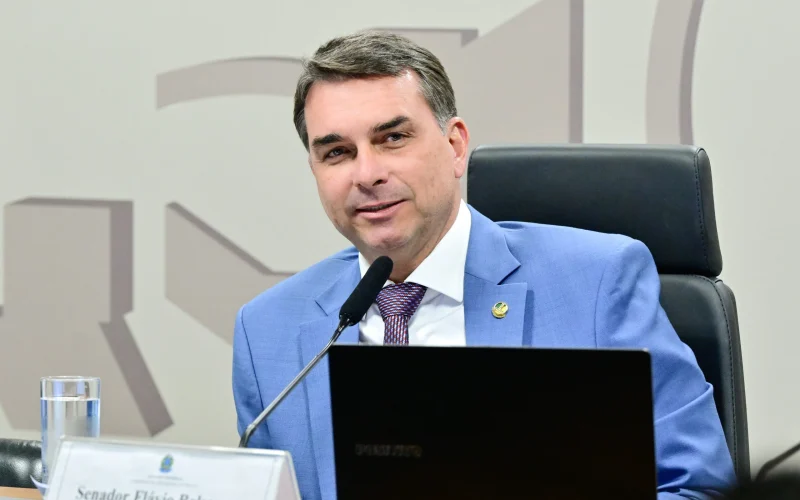 Flávio Bolsonaro propõe castração química e redução da maioridade penal: Impactos na segurança e no bolso do cidadão