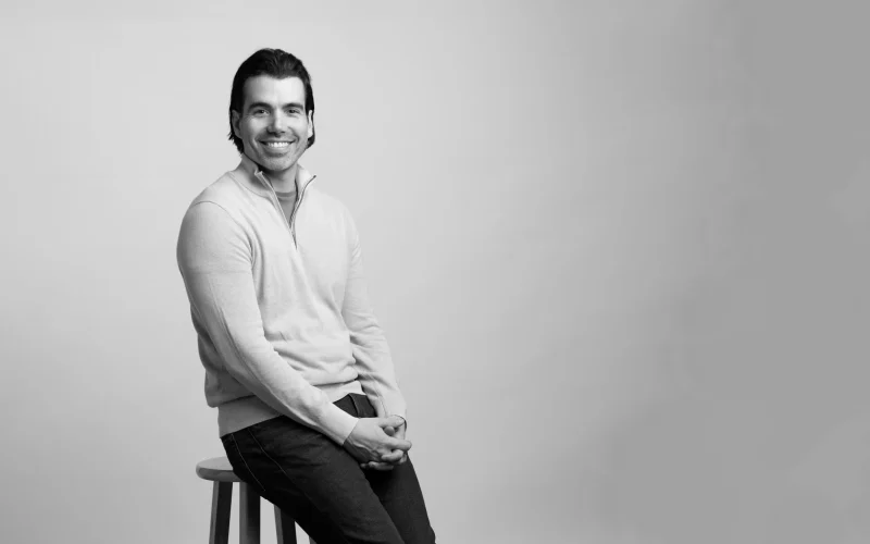 Justin Ernest: O Mago dos Investimentos que Movimenta Meio Bilhão em Startups de Ponta Sem um Fundo de Venture Capital Tradicional
