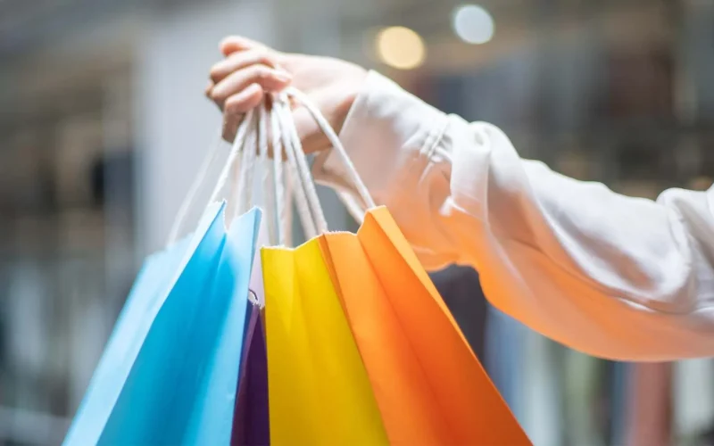 Varejo Brasileiro em Queda: Vendas de Maio Afundam para Pior Nível Desde 2021, Indicando Cautela do Consumidor