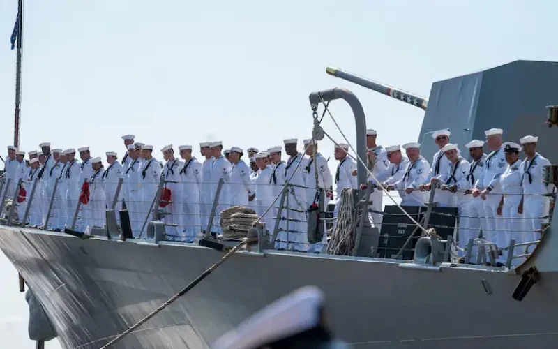Tensões no Estreito de Ormuz: EUA negam ataques a navios de guerra após alegações iranianas
