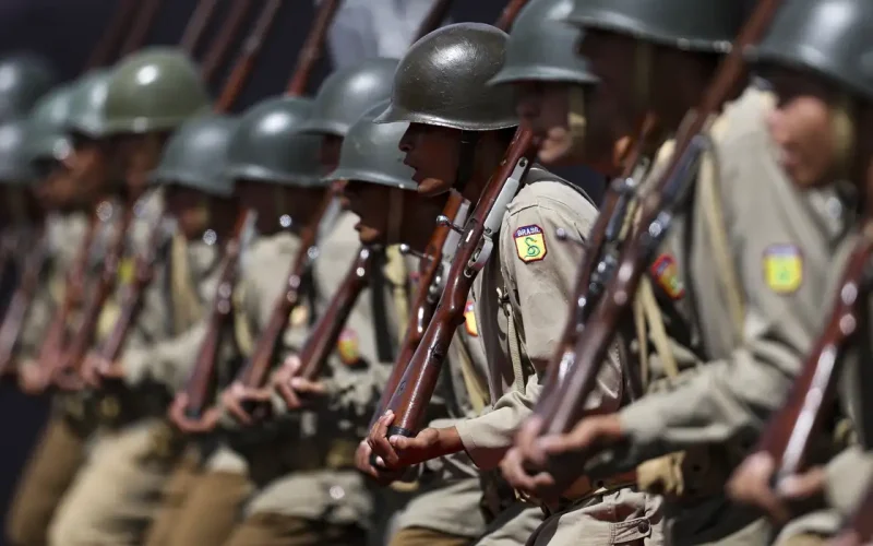Orçamento Militar Contingenciado: Exército Mantém Patrulhas de Fronteira, Mas Ações Extras em Risco