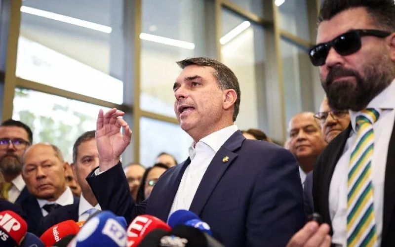 Notícia-Crime no STF: Flávio Bolsonaro Acusa Lula de Ameaça e Incitação ao Crime Após Discurso Polêmico