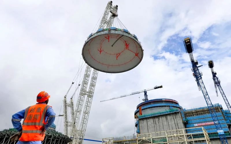 China Aposta em Reatores Nucleares Gigantes: Uma Estratégia Financeira de Escala para Domínio Energético Global