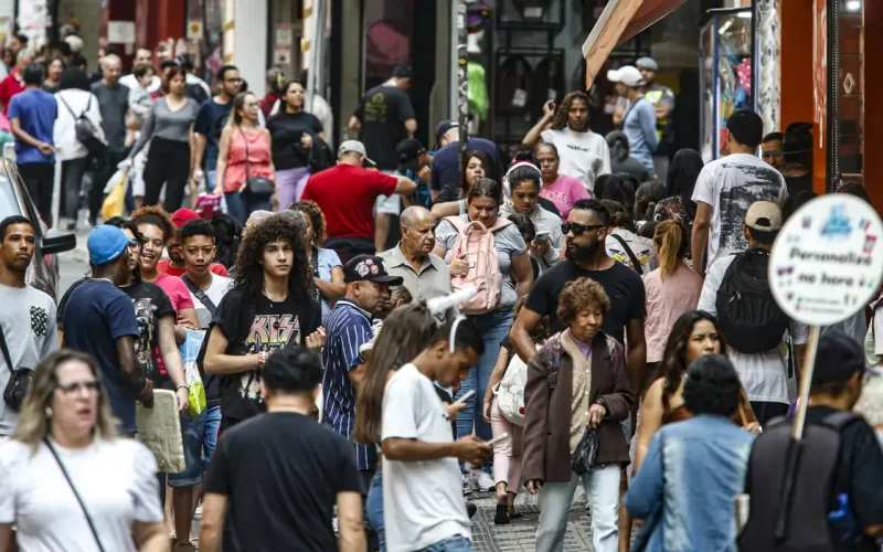 Salários em Alta: Como o Aumento da Renda do Trabalho Reduziu a Pobreza em 22 Metrópoles Brasileiras?