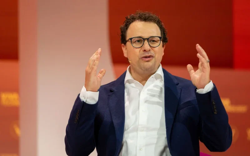 IA 'Perigosa' da Anthropic é Desligada por Governo dos EUA: O Que Isso Significa para o Mercado e Investidores?
