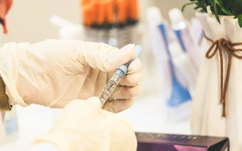 Injeção Revolucionária Contra o Envelhecimento: A Ciência que Promete Rejuvenescer Células e o Mercado Bilionário da Longevidade