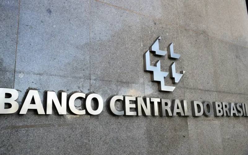 Mercado Financeiro Eleva Previsão da Selic para 13,75%: O Que Isso Significa Para Seus Investimentos e o Brasil?