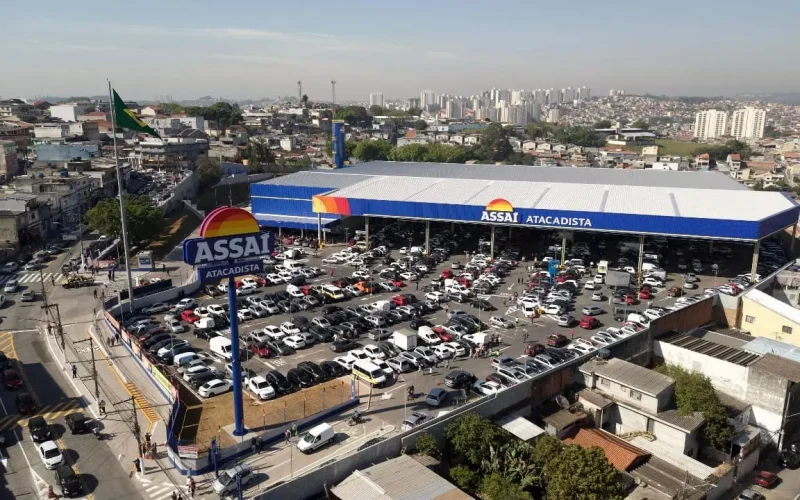 Assaí (ASAI3): XP Mantém Compra, Mas Reduz Preço-Alvo em Cenário Desafiador para 2026