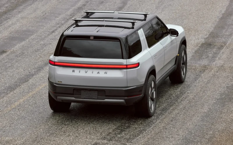 Rivian Demite Centenas Após Início das Entregas do R2: O Que Isso Sinaliza Para o Futuro da Montadora Elétrica?