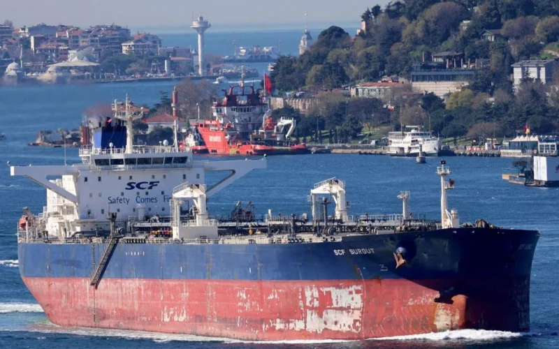 Petróleo Recua com Fechamento Parcial de Ormuz e Negociações EUA-Irã