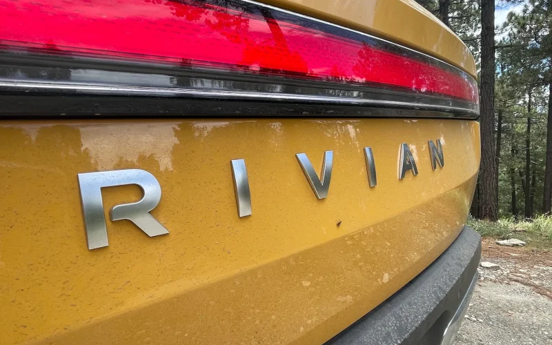 Rivian é processada por promessas falsas sobre direção autônoma: entenda o impacto para donos e investidores