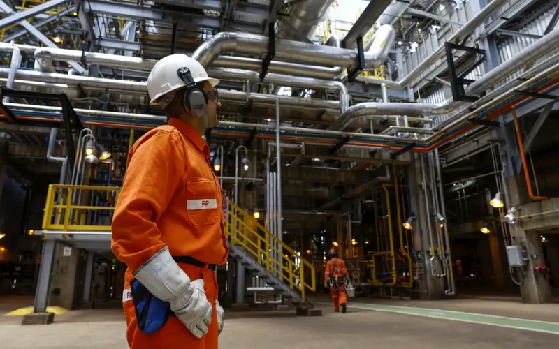 Economia Brasileira Sobe 0,1% em Abril: Juros Altos e Guerra no Oriente Médio Desafiam Crescimento em Meio a Sinais de Resiliência