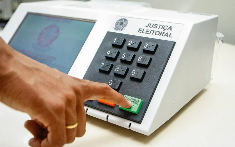 O Dilema Familiar de Flávio Bolsonaro: Como Conciliar Base Radical e Eleitores de Centro para Vencer a Eleição Presidencial?