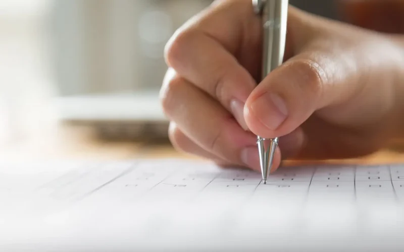 IA Ameaça Carreiras: Estudantes nos EUA Repensam Cursos e Buscam Áreas Mais Seguras Contra Automação