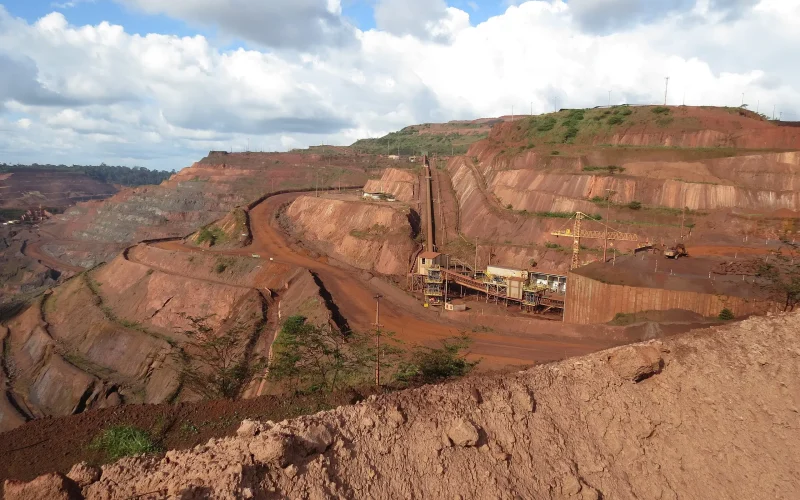 Minerais Críticos no Brasil: A Urgência da "Janela de Oportunidade" Antes que o Tempo Esgote