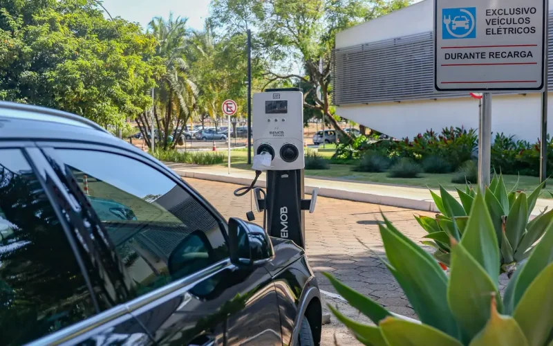 Carros Elétricos no Brasil: Governo Mantém Tarifas Altas e Renova Cota Zero para Peças em 2024