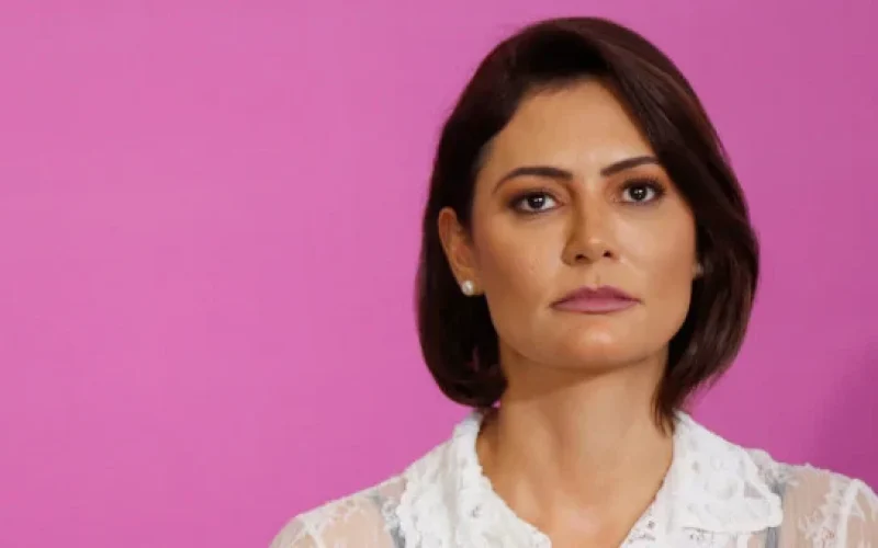 Michelle Bolsonaro expõe briga com Flávio e acusa: "Me maltratou por telefone". Senador se desculpa 7 meses depois