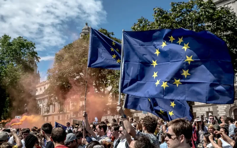 Brexit: 10 Anos Depois, Reino Unido Ainda Contabiliza Custos Econômicos e Instabilidade Política