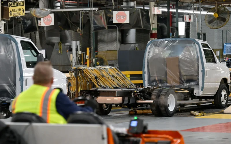Ford Troca IA por Engenheiros Veteranos: A Lição Humana que Salvou Bilhões e Superou Toyota