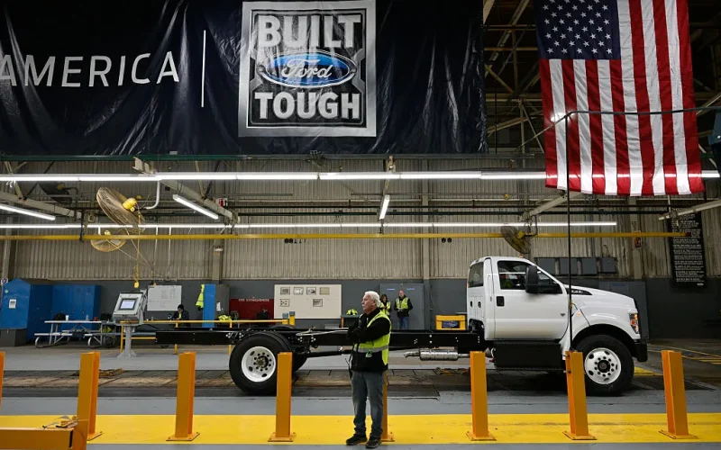 Ford Recontrata Engenheiros Veteranos 'Barbas Grisalhas' Após IA Falhar em Garantir Qualidade e Prever Economia de US$ 1 Bilhão