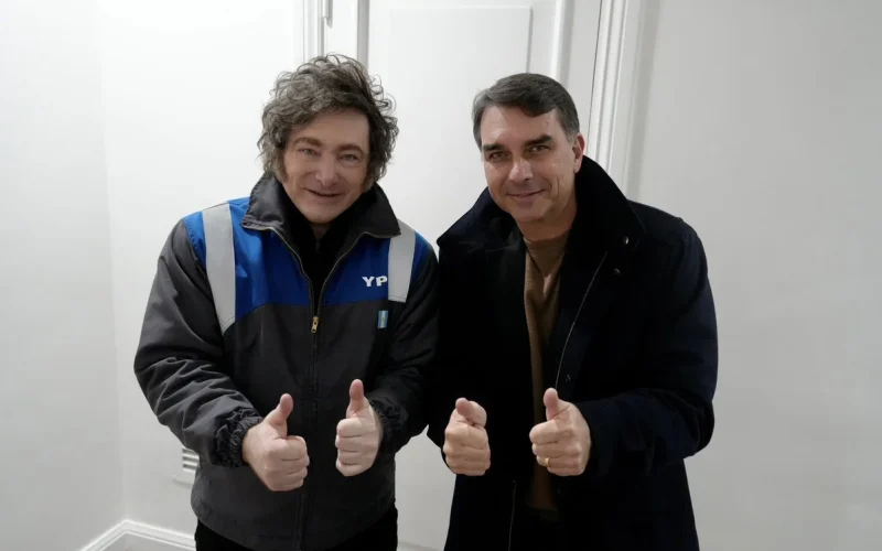 Flávio Bolsonaro e Javier Milei: A "Maré Azul" Chegando ao Brasil e o Impacto nos Impostos e Burocracia