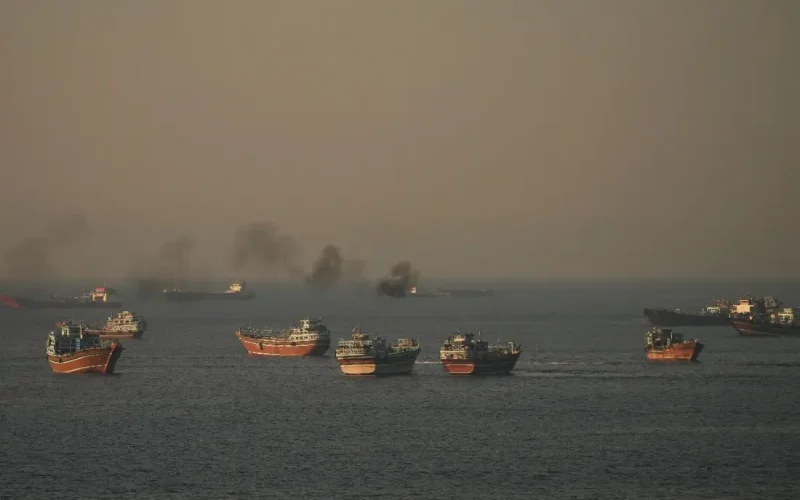 EUA e Irã em Diálogo Indireto no Catar: Tensões no Golfo Persa e o Futuro das Sanções e do Petróleo