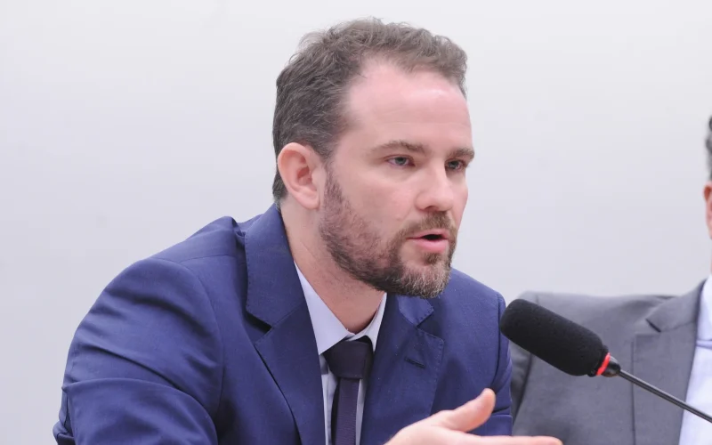 Pix na Mira dos EUA: Ministro da Fazenda Rebate Acusações e Alerta Sobre Novas Tarifas ao Brasil