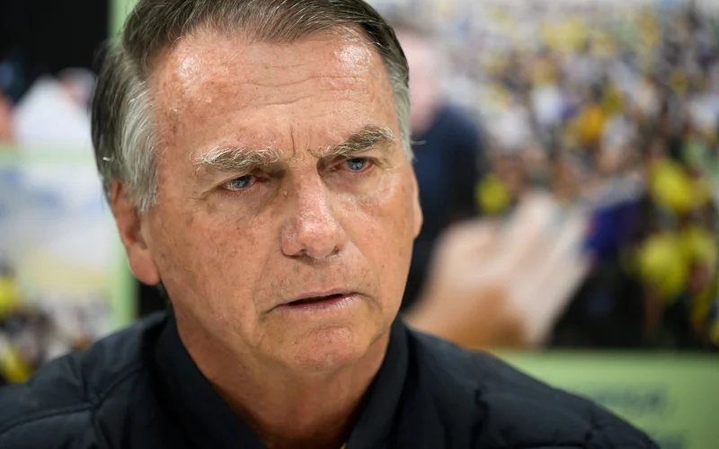 Moraes Mantém Bolsonaro em Prisão Domiciliar por Saúde: O Que Isso Significa para o Cenário Político e Econômico?