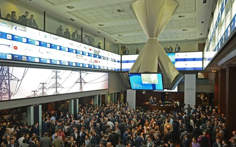 Ibovespa Dispara Acima de 174 Mil Pontos com Aposta em Juros Menores; Dólar Recua para R$ 5,16