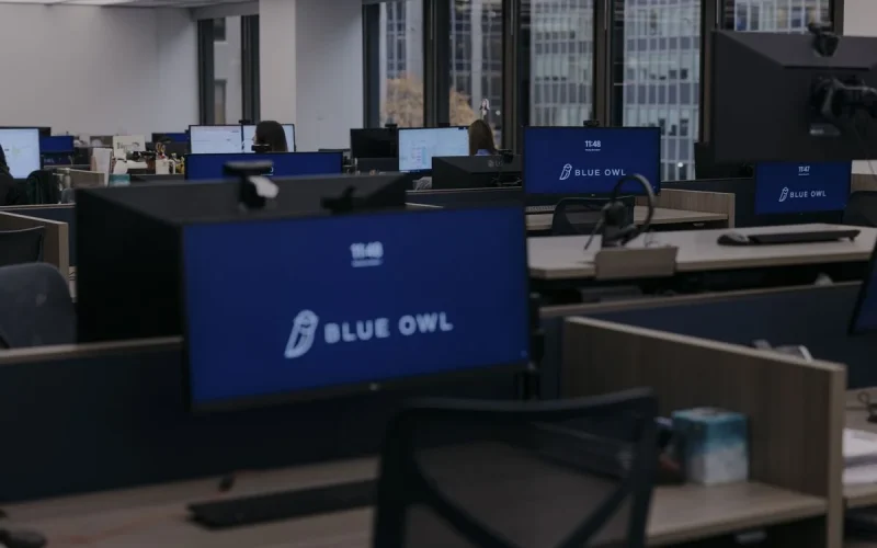 Boaz Weinstein e Saba Capital Lance Oferta para Comprar Ações de Fundos de Crédito da Blue Owl com Desconto Atrativo