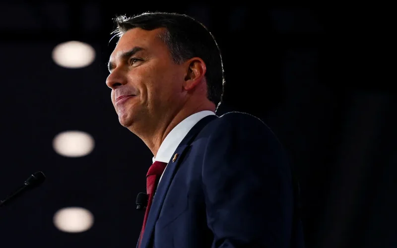 Flávio Bolsonaro nos EUA: 10 Minutos Cruciais para Defender o Brasil e Evitar Tarifas que Podem Atingir 37,5%