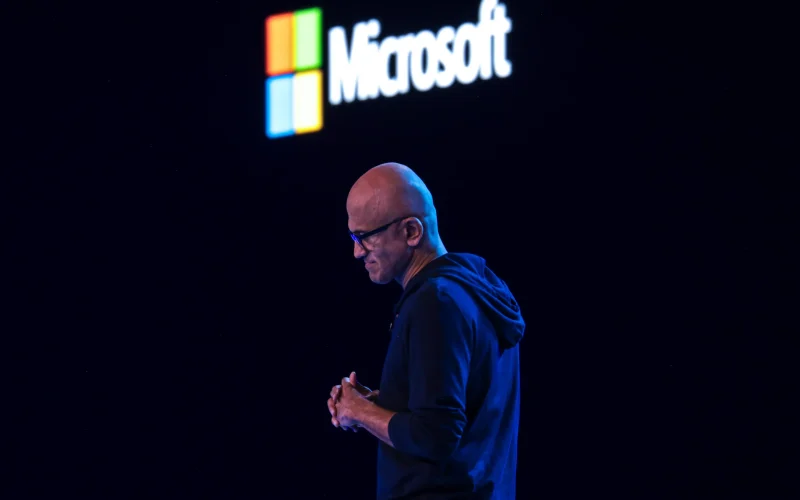 Microsoft Corta Custos de IA: Gigante da Tecnologia Adota Modelos Próprios em Busca de Eficiência