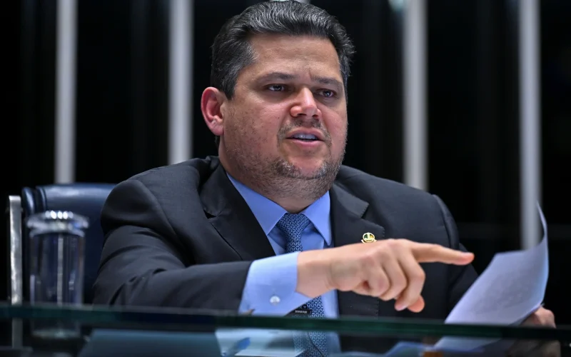 Alcolumbre Reage a Ameaças do PT na Câmara: "Intimidação Não Será Tolerada" em PEC de Jornada de Trabalho