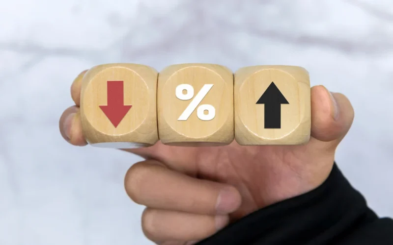 Juros Futuros Rugem: Geopolítica no Oriente Médio Abalam Mercados, Mas Selic Ainda Aponta Para Corte em Agosto?