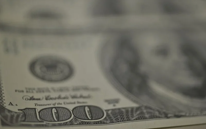 Dólar Oscila, Bolsa Cai e Petróleo Dispara com Tensão Geopolítica no Oriente Médio: Entenda o Impacto no Brasil