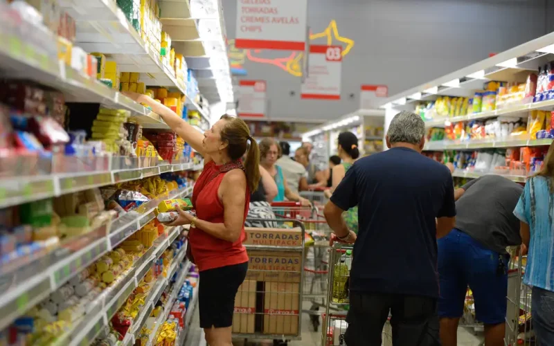 Alerta Econômico: Cesta Básica Dispara em Junho! 17 Capitais Sentem o Impacto no Bolso e Salário Mínimo Ideal Atinge R$ 8.110,92