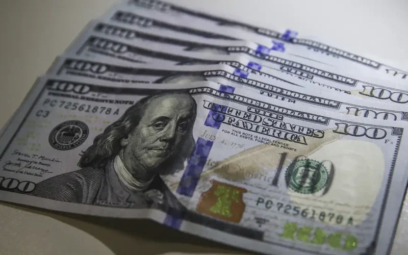 Dólar em Queda Livre: Moeda Americana Atinge Menor Nível em Três Semanas Enquanto Bolsa Dispara 1,22% - O Que Isso Significa para Seus Investimentos?