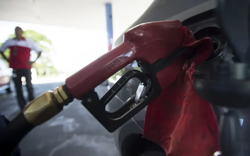 Alta do Petróleo: Governo Adia Fim do Desconto da Gasolina e Mantém Cautela com Preços Globais