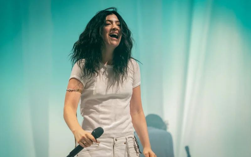 Lorde detona óculos de IA e alerta: Tecnologia que se diz 'futuro' pode não ser nada sexy para você ou para seu bolso