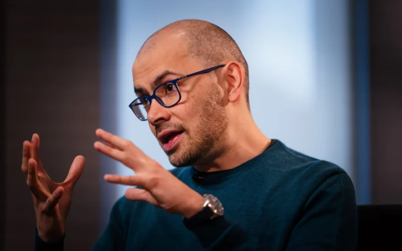 CEO da DeepMind Propõe Órgão Regulador Independente para IA de Ponta: Um Novo Framework para o Mercado Brasileiro?