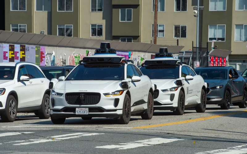 Prefeito de São Francisco Pressiona por Regras Mais Rígidas Após Caos de Carros Autônomos da Waymo