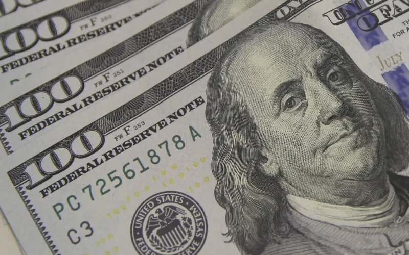 Dólar Dispara: Tarifaço Americano e Tensão Global Levam Moeda a R$ 5,10 e Ameaçam Bolsa Brasileira
