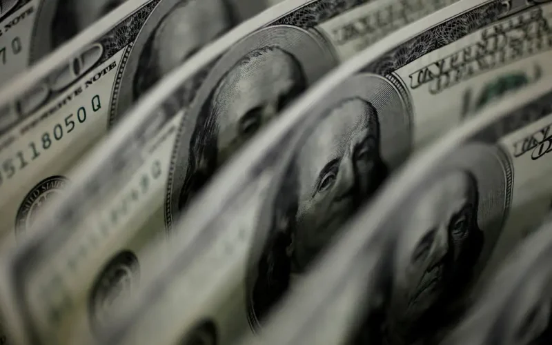 Dólar Sobe para R$ 5,11: Tensões Globais e IA Afetam Mercado Brasileiro e Bolsa Oscila