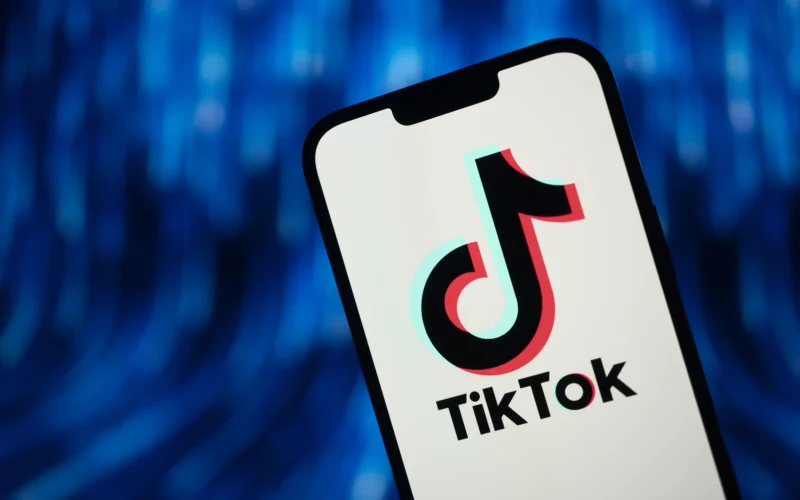 Funcionários Federais Podem Baixar TikTok em Celulares do Trabalho Novamente: Entenda o Impacto Financeiro e os Riscos