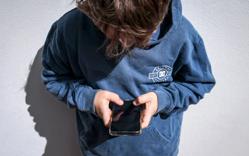 Banimento de Redes Sociais para Crianças: Austrália Lidera, França Segue e Mundo Debate Impactos Econômicos e Sociais