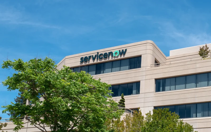 ServiceNow Investe $40 Milhões em Gigante Indiana de Software Bancário para Turbinar Serviços Financeiros Globais