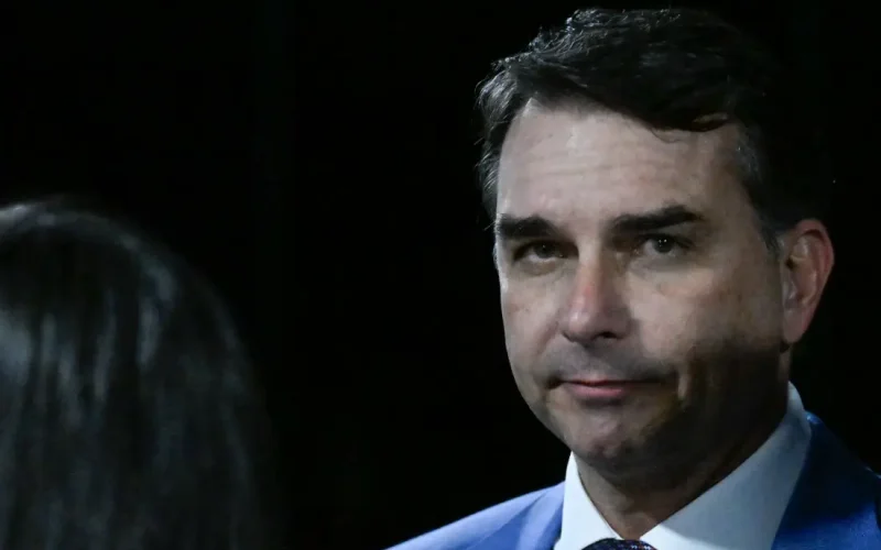 Crise no PL: Flávio Bolsonaro cita Michelle e busca vídeo conjunto para apaziguar o bolsonarismo antes da convenção