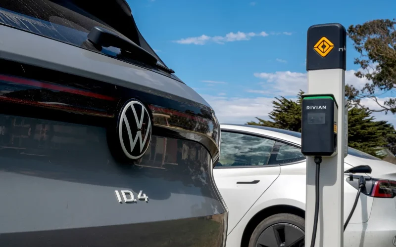 Engenheiros da Volkswagen Presos por Insider Trading: Lucro Ilegal Ligado à Parceria com Rivian
